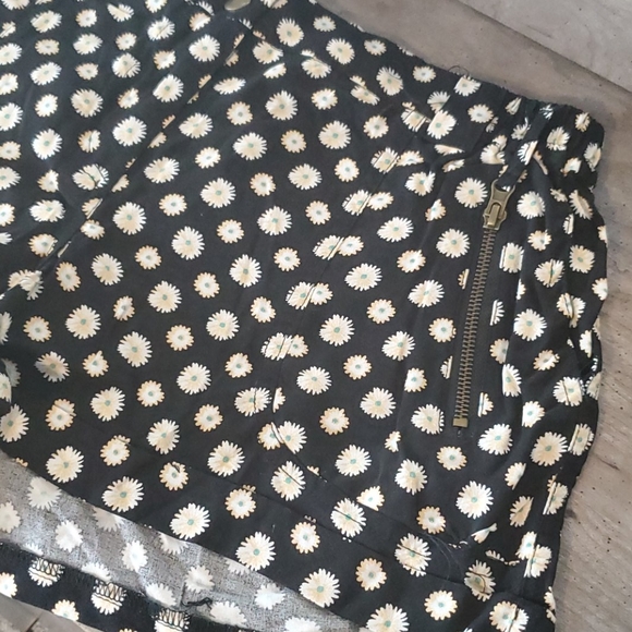 American Rag Sunflower Elastic Shorts - Picture 2 of 7